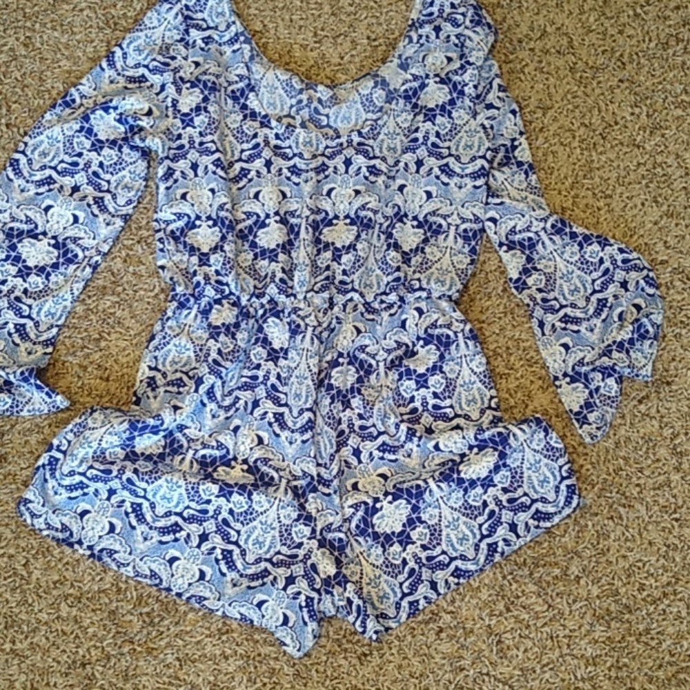 Charlotte Russe Blue & White Floral Long Sleeve Shorts Romper sz M - Picture 3 of 4